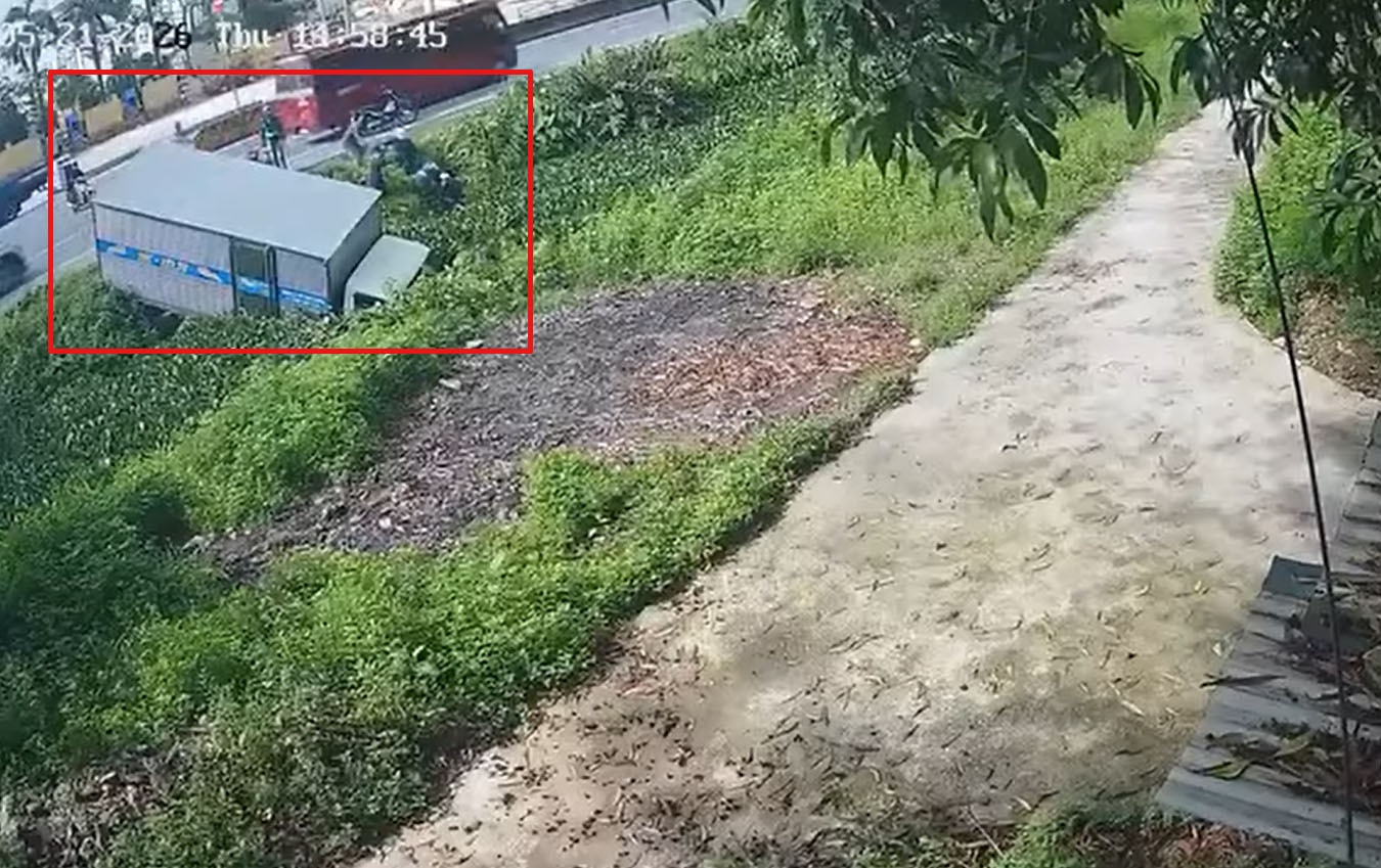 Oto tai quay dau, huc vang xe may xuong muong hinh anh