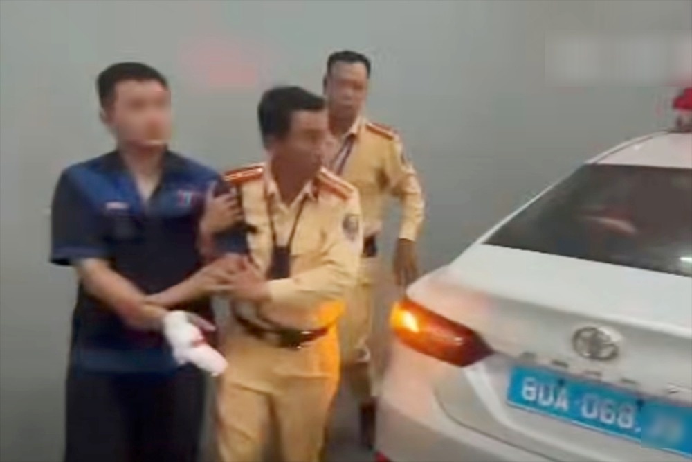 CSGT mo duong cuu nguoi bi khoi sat 6 tan de nat ban tay hinh anh