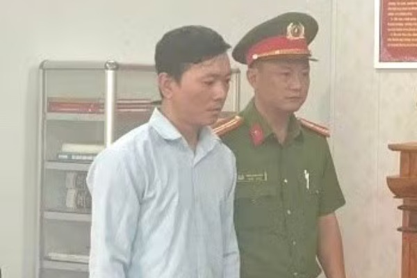 Khoi to nhan vien giao hang tham o tien cua cong ty hinh anh
