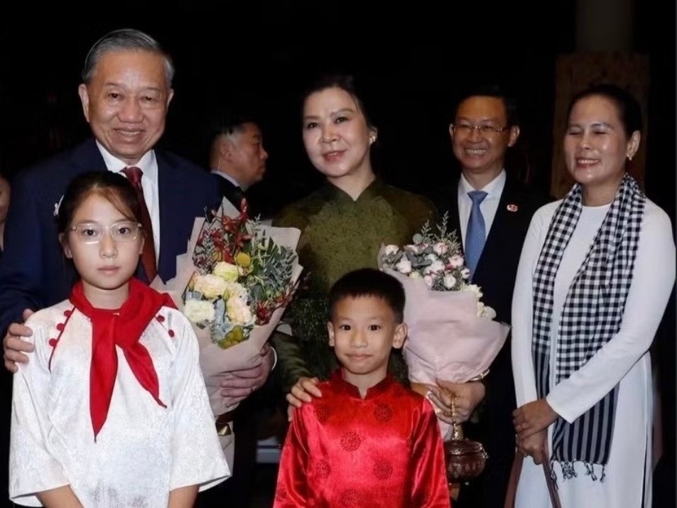 Tong Bi thu, Chu tich nuoc To Lam va Phu nhan bat dau tham Singapore hinh anh