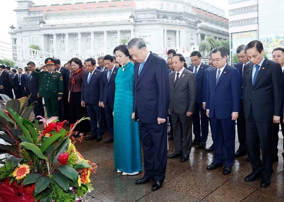 Tong Bi thu, Chu tich nuoc To Lam dang hoa truoc tuong Bac Ho tai Singapore hinh anh