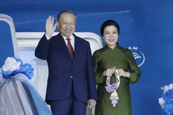 Tong Bi thu, Chu tich nuoc va Phu nhan len duong tham cap Nha nuoc Singapore hinh anh