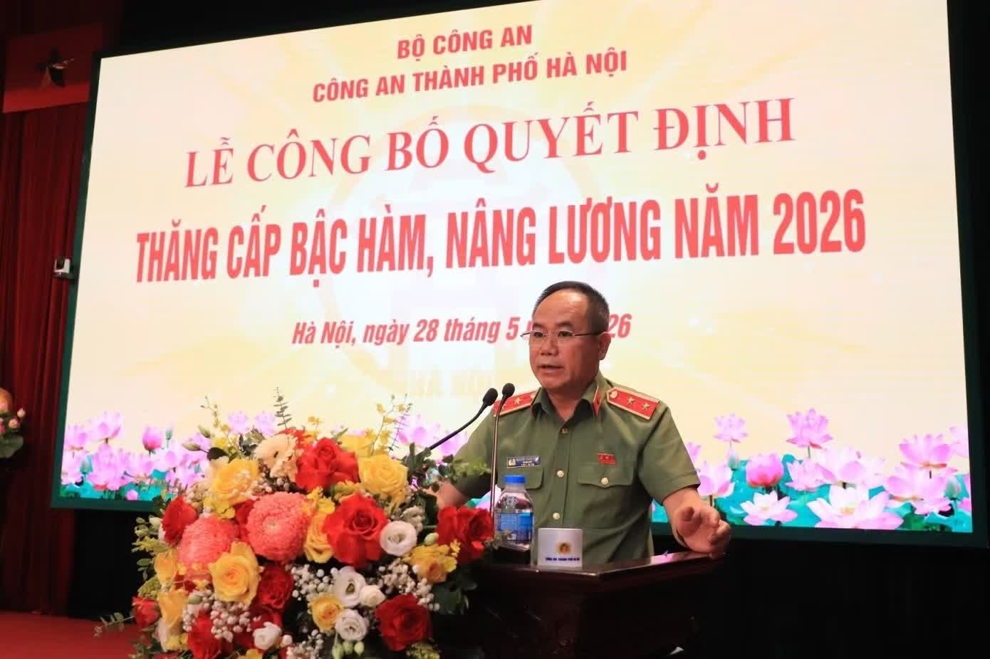 Hon 5.000 can bo, chien si Cong an Ha Noi duoc thang cap bac ham, nang luong hinh anh