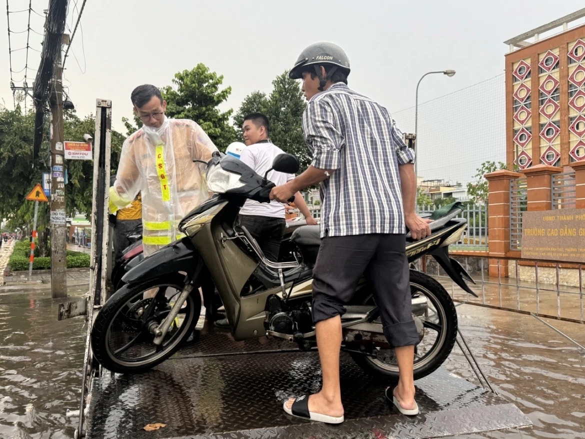 CSGT TP.HCM dung xe dac chung giup nguoi di duong vuot diem ngap hinh anh