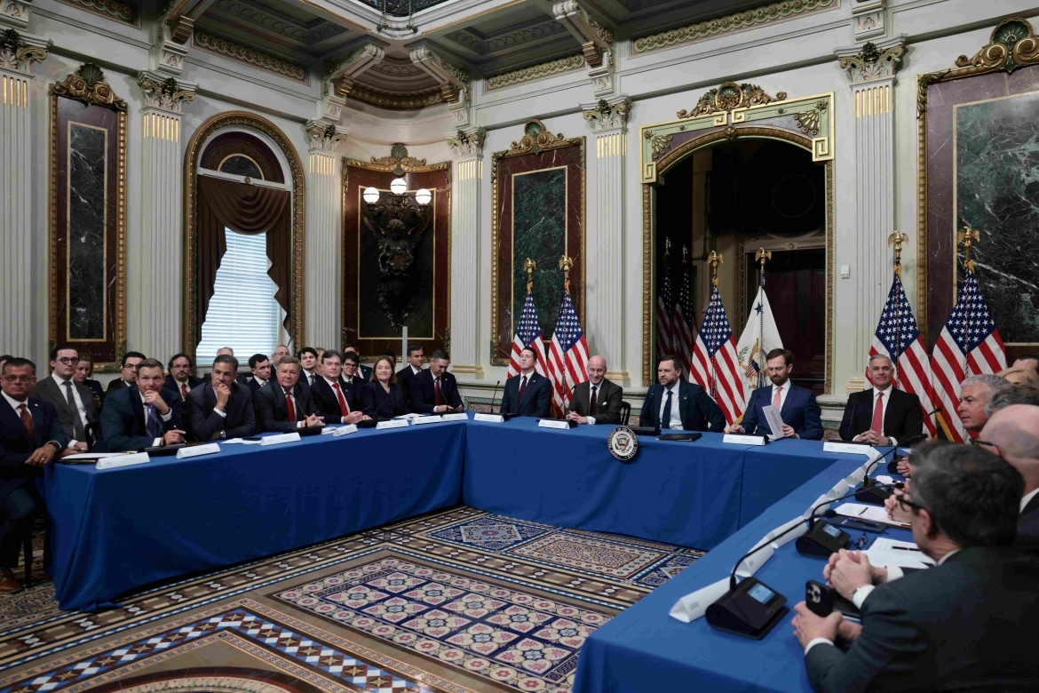 Phe Dan chu My da tim thay 'vu khi' voi ong Trump truoc ky bau cu hinh anh