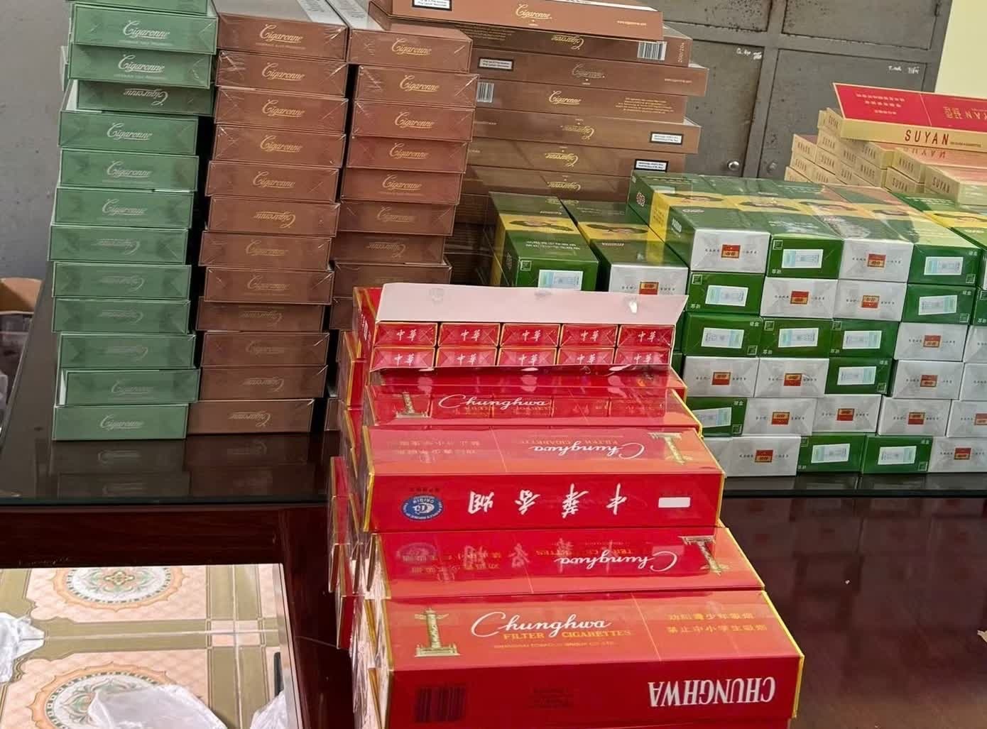 Ban thuoc la nhap lau, chu cua hang tap hoa bi khoi to hinh anh