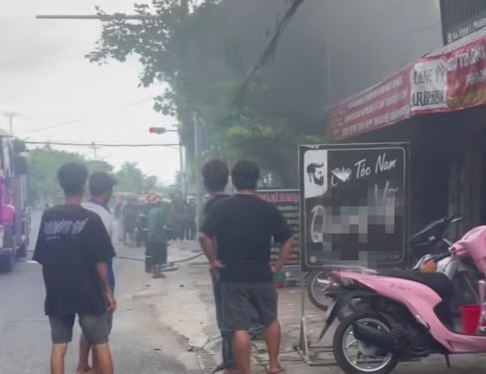 Tuoi xang dot tiem giat, nam thanh nien bi bong nang hinh anh