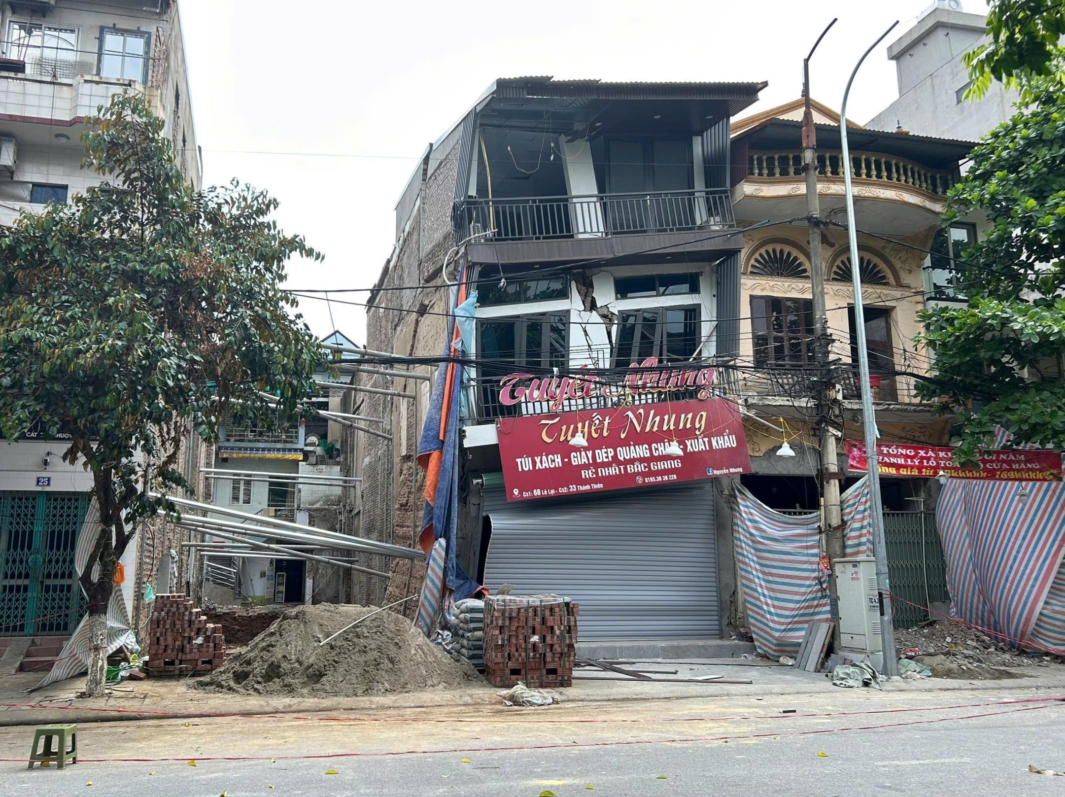 Dao mong cong trinh khien nha ben nut toac, nguy co sap do: Ai phai boi thuong? hinh anh