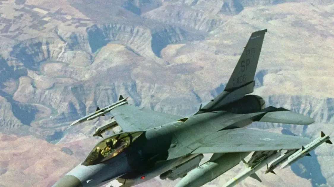 Phi cong may bay F-15 My thoat nan sau 2 lan bi ban ha giua Trung Dong hinh anh