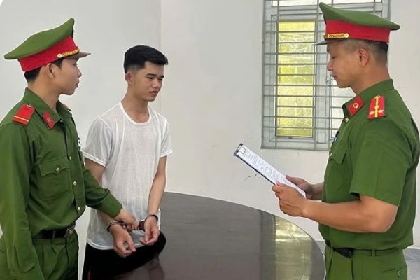 Bat tam giam quan ly kiem thu ngan chiem doat gan 900 trieu dong cua quan an hinh anh