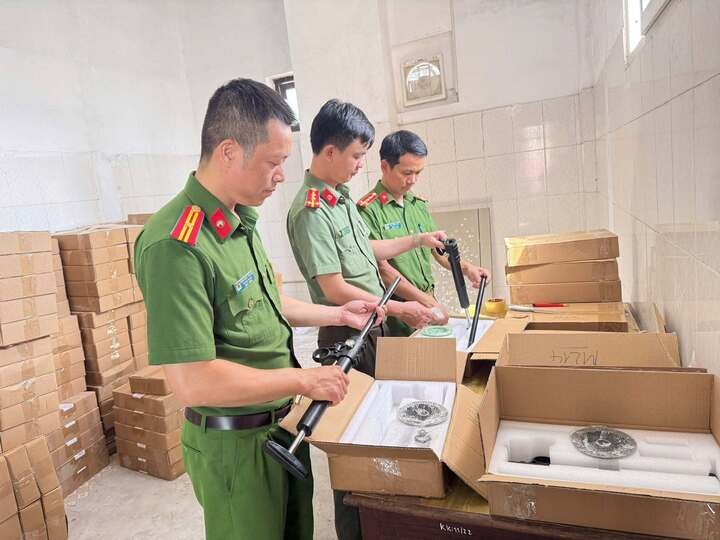 mua ban vu khi anh 2