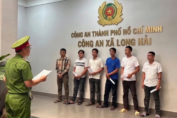 An nhau giua duong roi lao vao danh nhau, 6 nguoi bi khoi to hinh anh
