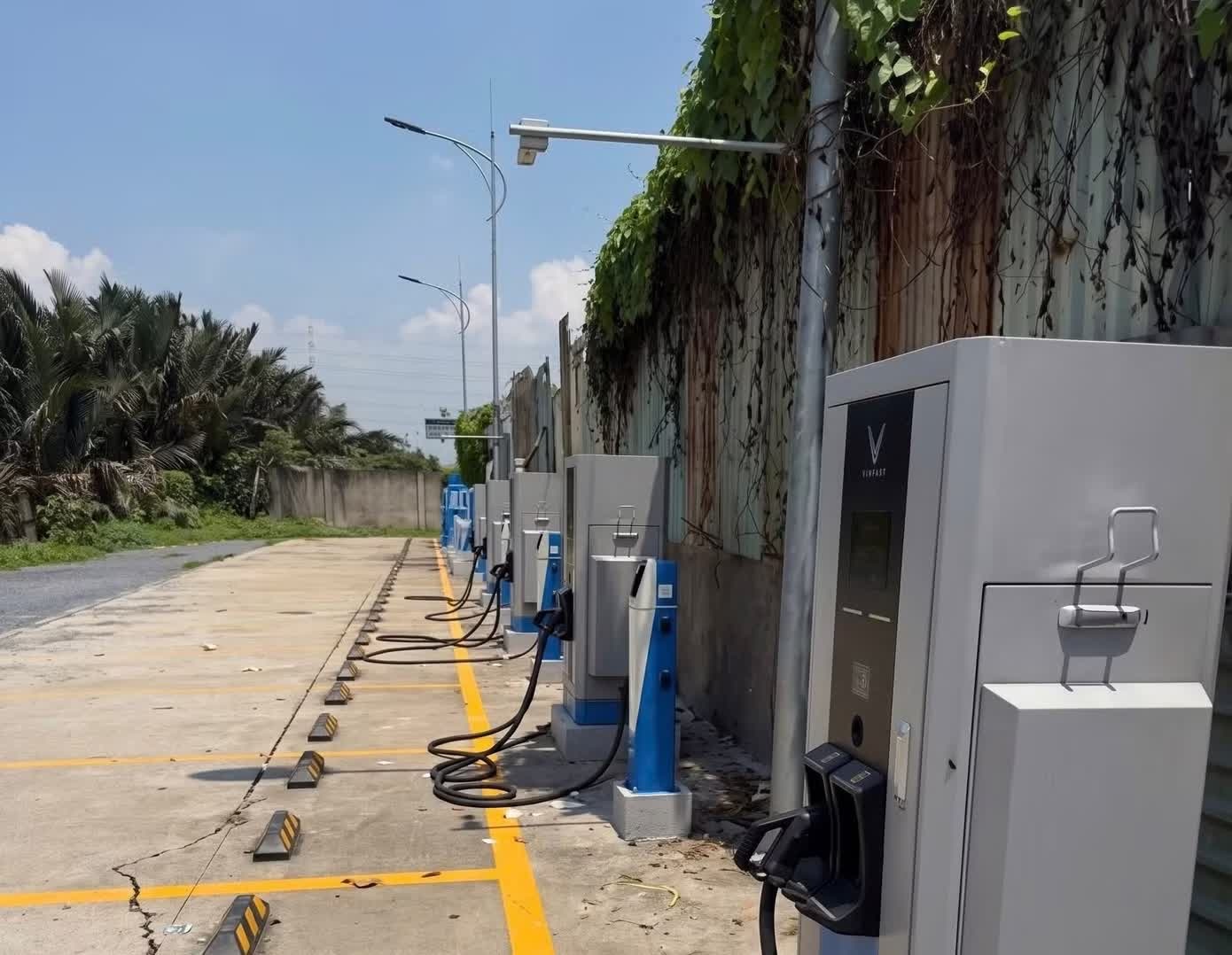 Cắt trộm dây sạc, trạm xe điện ảnh 2 Cat trom day sac, tram xe dien anh 2