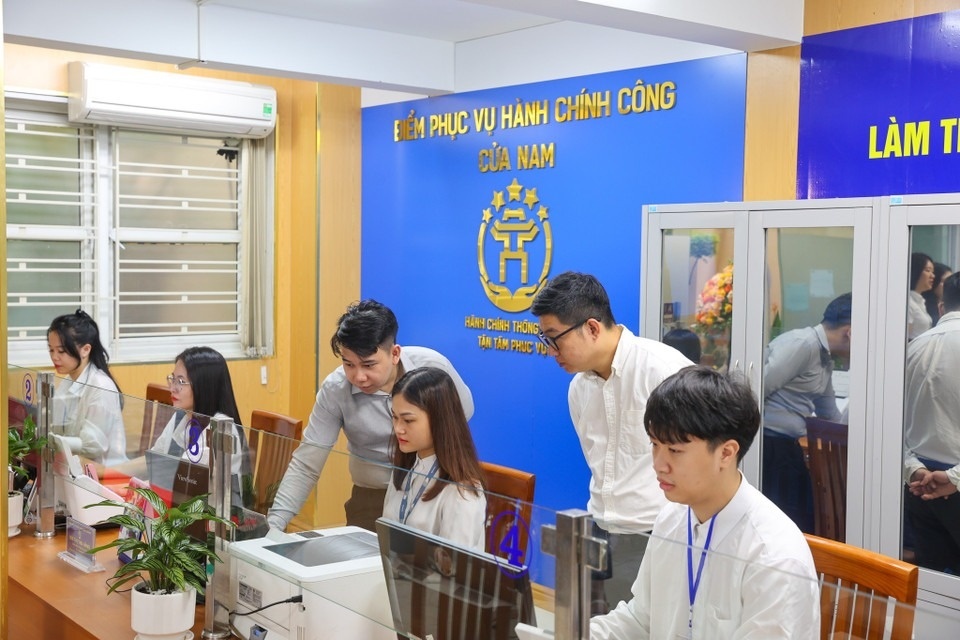 Go vuong cho chinh quyen dia phuong 2 cap: Can quan tam can bo co so hinh anh