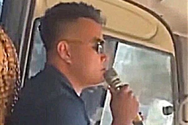 Tai xe vua hat karaoke vua lai xe khach o Nghe An bi phat 5,9 trieu dong hinh anh