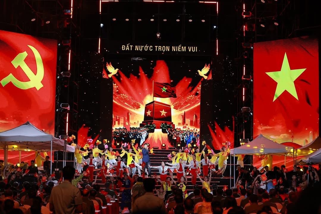Buc tuong An ninh anh 1