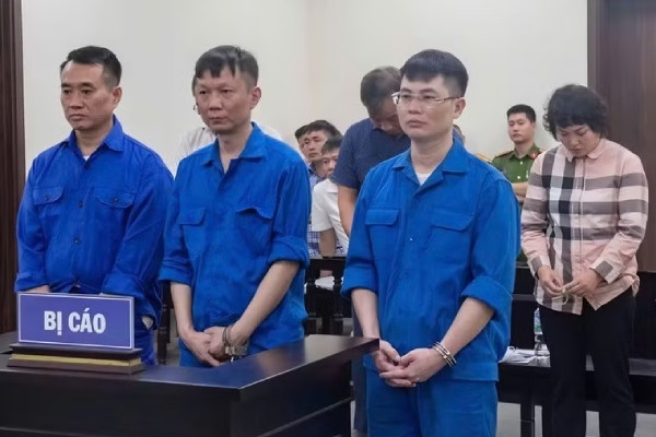 Nhom cuu can bo nhan tien 'bao ke' vi pham xay dung chuan bi hau toa hinh anh