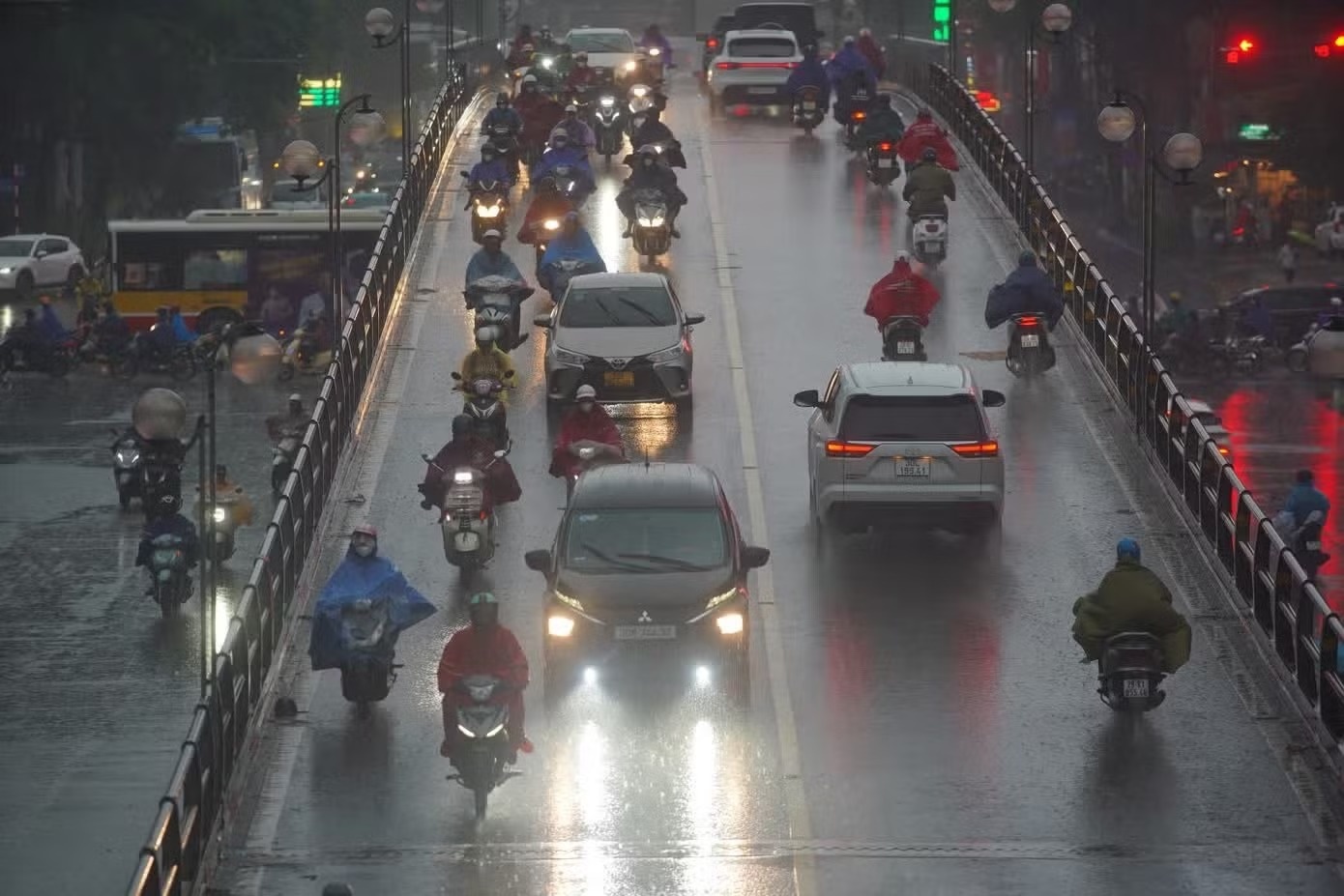 Gio mua dong bac tran ve chieu toi nay, mua rat lon, nen nhiet giam sau hinh anh