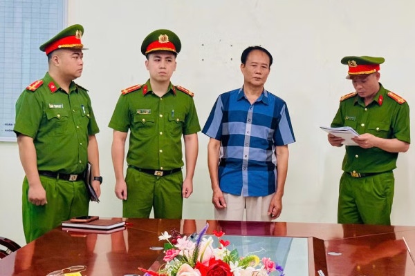 Bat tam giam 3 cuu can bo thue tinh Lao Cai hinh anh