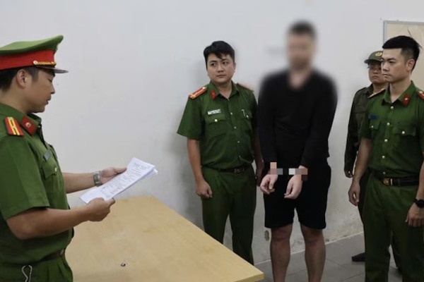 Khoi to khach Tay 'dai nao' quan ca phe o Da Nang hinh anh