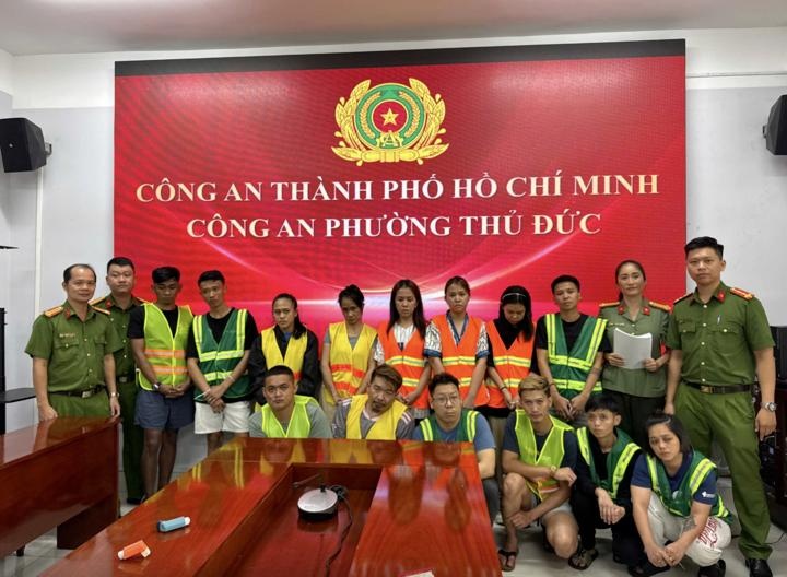 Nghi lua dao,  Xuyen quoc gia anh 1