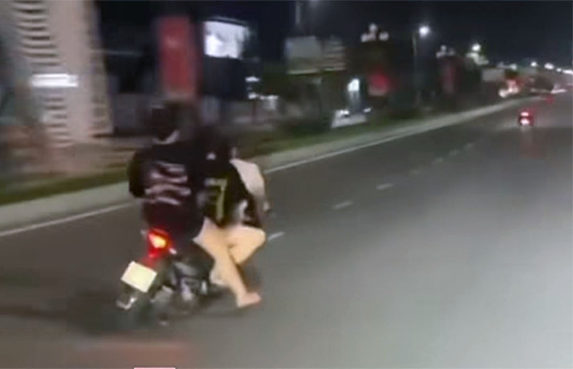 Xu phat 3 thieu nu danh vong, lang lach tren duong pho hinh anh