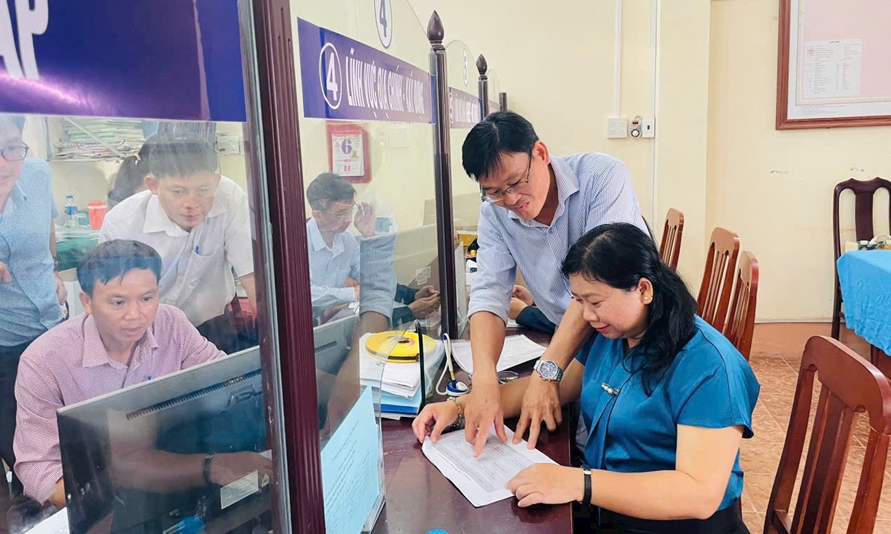 Bo Noi vu huong dan ve sap xep don vi su nghiep cong lap da nganh o cap xa hinh anh