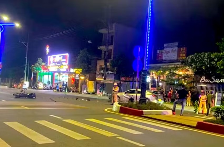 Nam thanh nien di xe may toc do cao, tong vao oto tu vong hinh anh