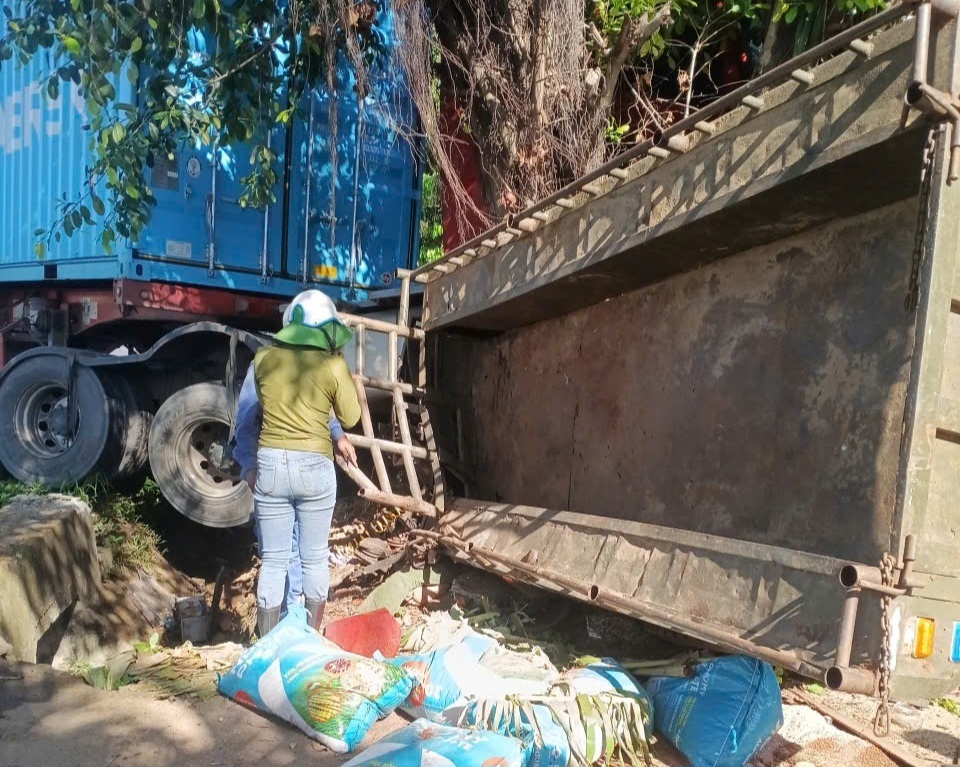 Xe dau keo va cham cong nong, nhieu nguoi thuong vong hinh anh