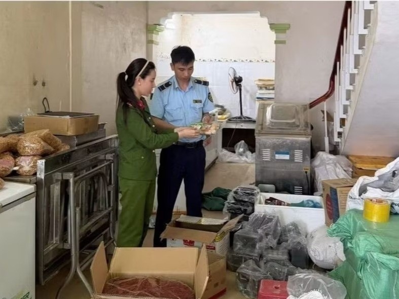 Khoi to doi tuong san xuat, ban thuc pham khong ro nguon goc quy mo lon hinh anh