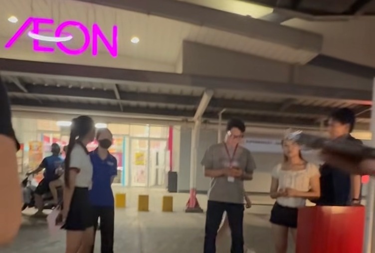 Cong an vao cuoc vu khach to bi vu khong trom do sieu thi Aeon Long Bien hinh anh