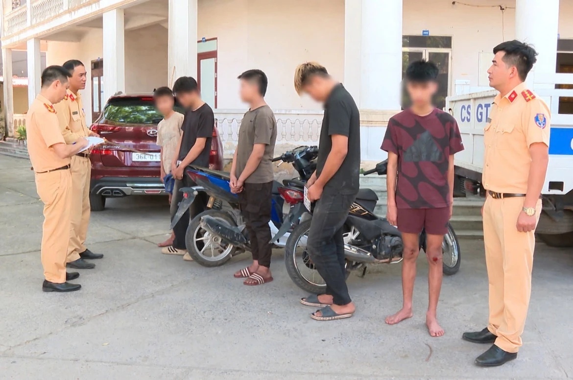Truy quet nhom tuoi teen mang sung, dao danh vong tren duong hinh anh