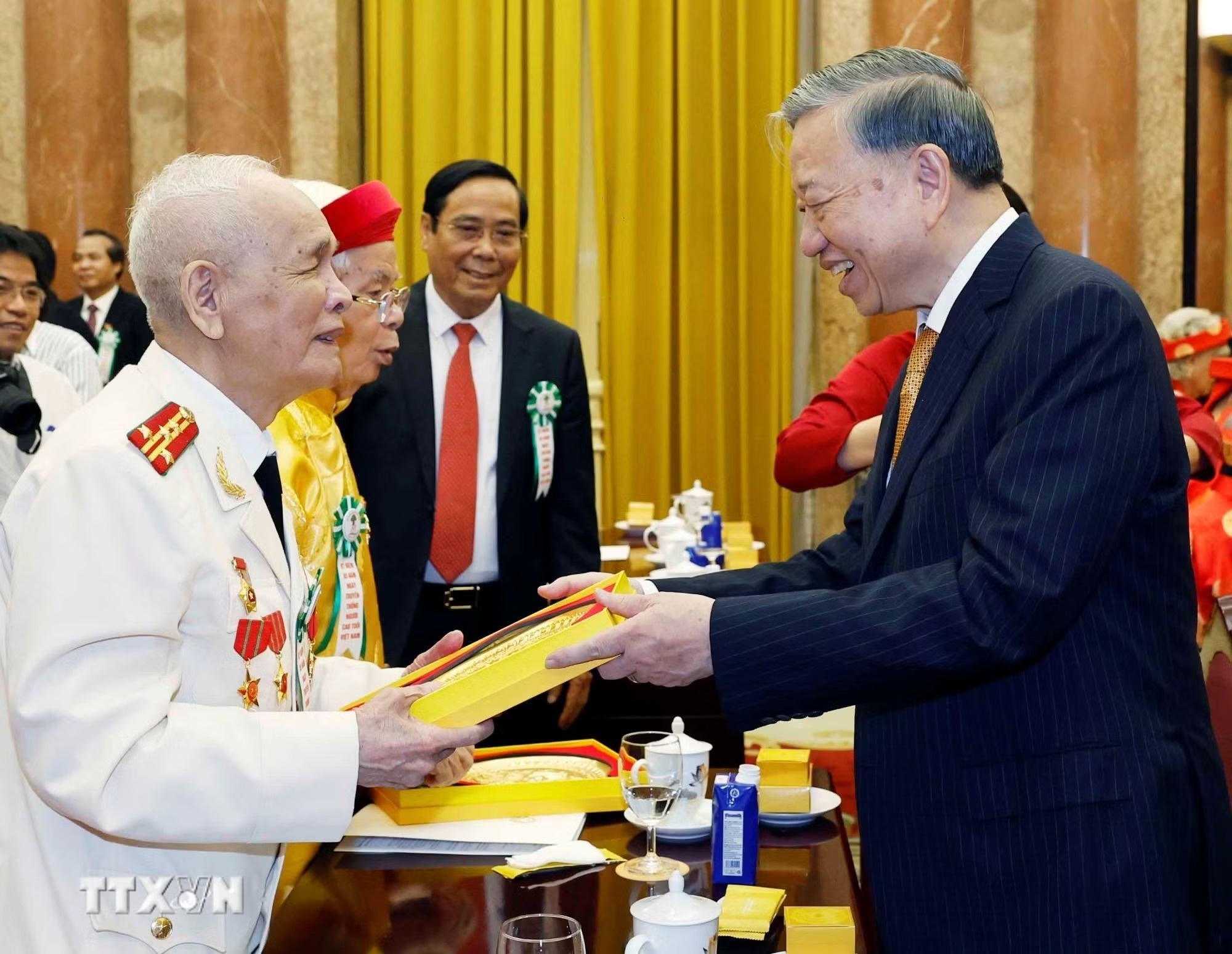 Tong Bi thu anh 2