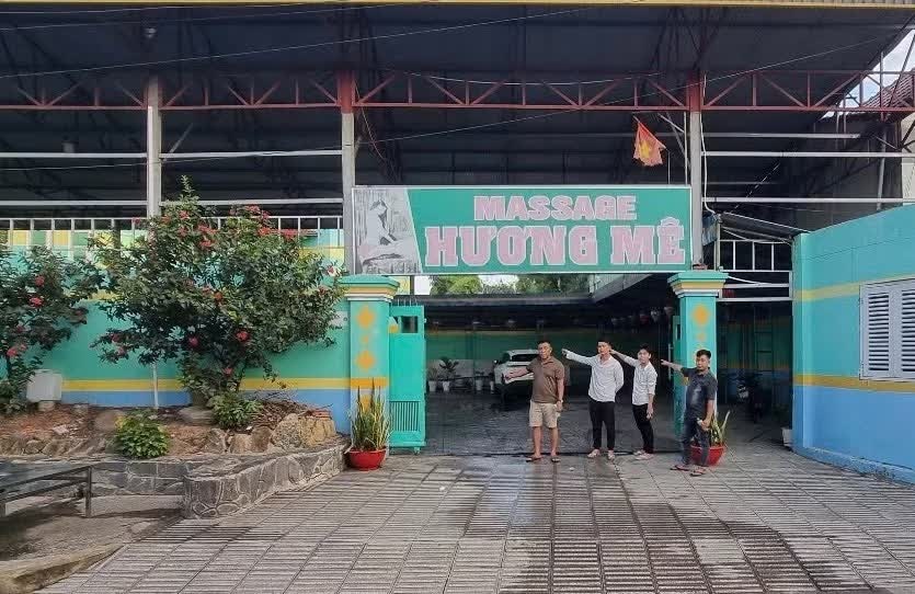 'Bat den xanh' cho nhan vien ban dam thu loi bat chinh hinh anh