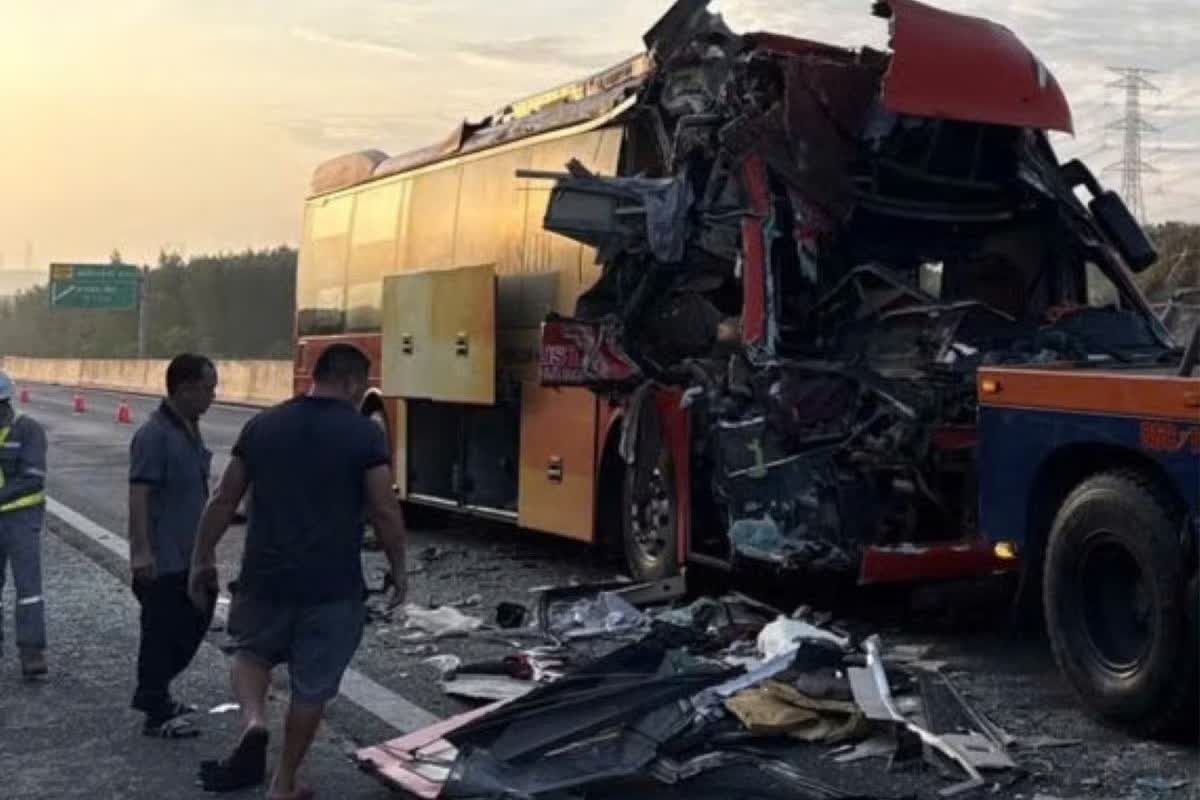 Xe khach tong xe dau keo tren cao toc, nhieu nguoi bi thuong hinh anh