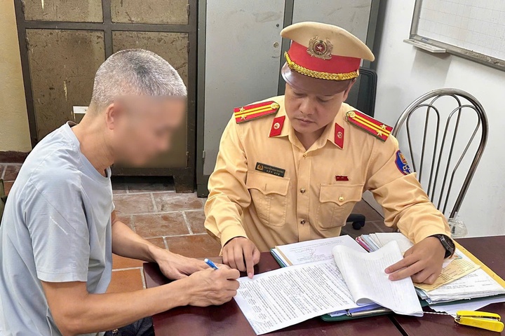 Phat tai xe xe tai lam roi bun dat xuong duong Ha Noi khien 2 xe may truot nga hinh anh