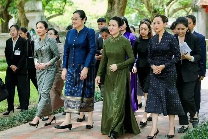 Phu nhan Thu tuong cung Phu nhan cac nuoc ASEAN tham quan Van Mieu hinh anh