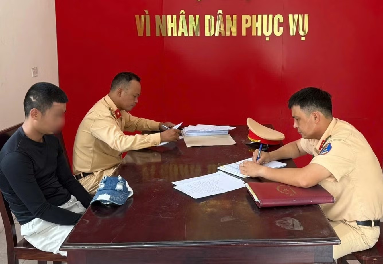 Xu ly nguoi dieu khien xe may buong hai tay tren Quoc lo 1A hinh anh