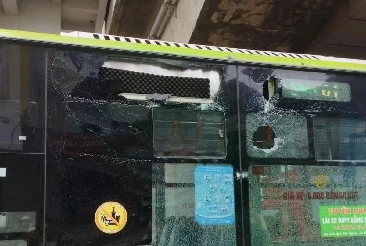 Mang vua tu nha ga tuyen metro Cat Linh - Ha Dong roi trung xe buyt hinh anh