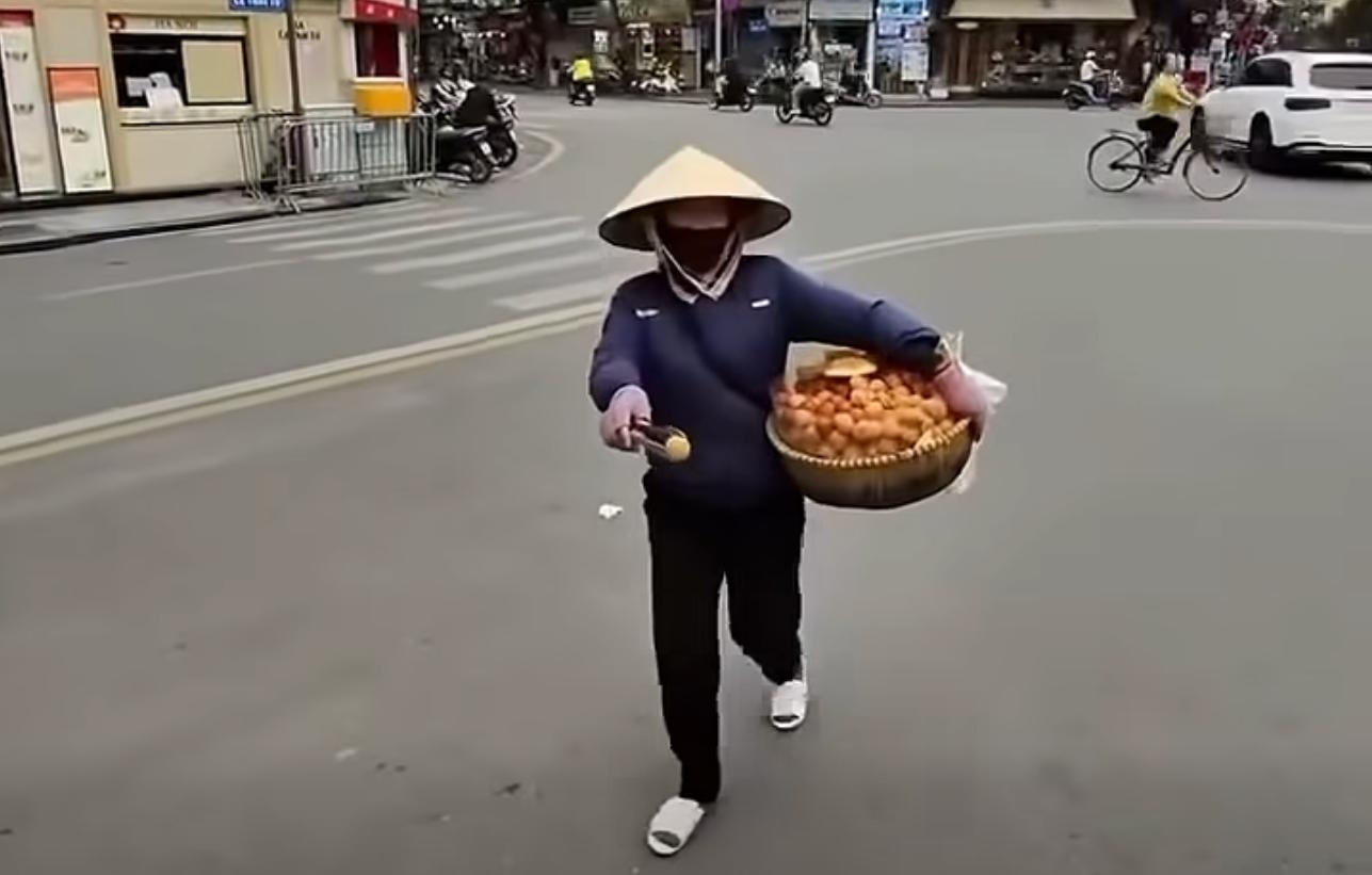 Xac minh nguoi ban rong 'chat chem' khach Tay 430.000 dong 10 chiec banh ran hinh anh