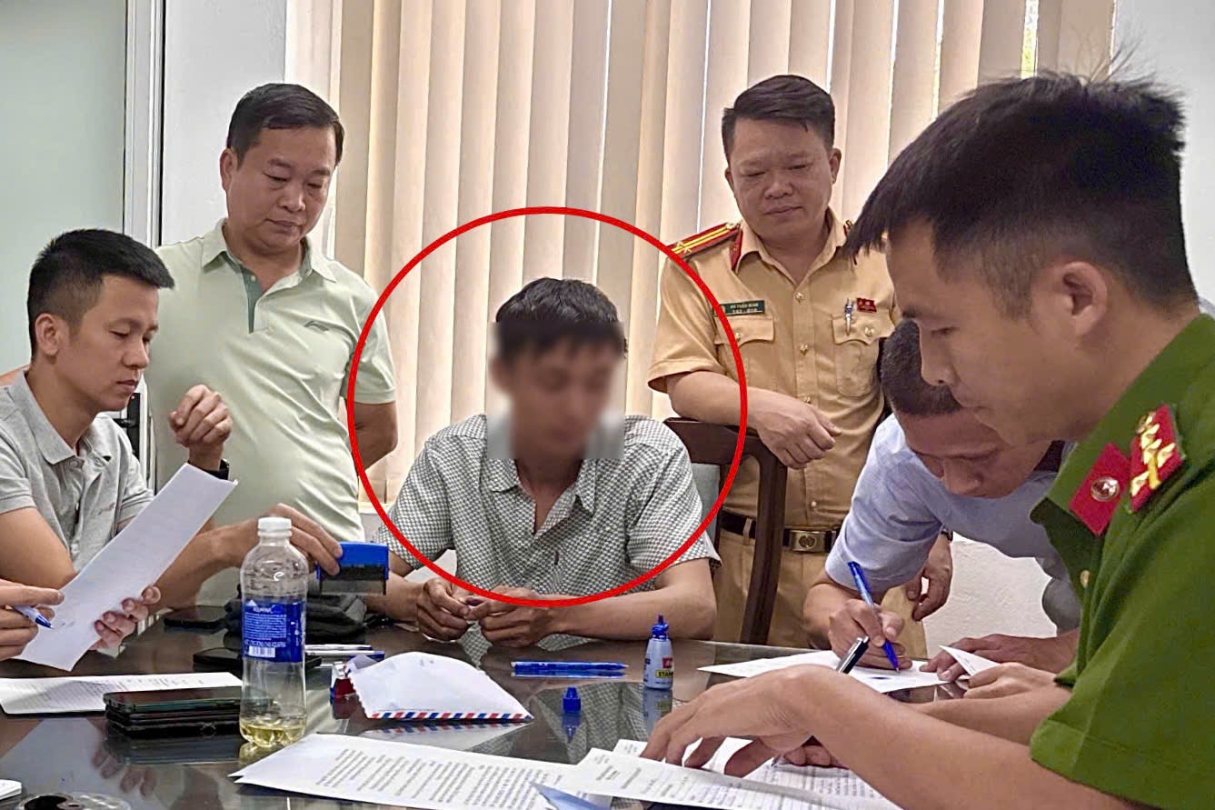 Dung dien thoai ket noi camera cuc ao va tai nghe sieu nho gian lan thi bang lai hinh anh