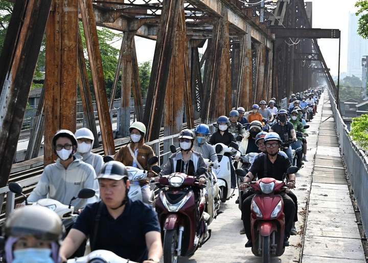 Ha Noi du kien chi ho tro nguoi ngheo chuyen doi xe xang sang dien hinh anh