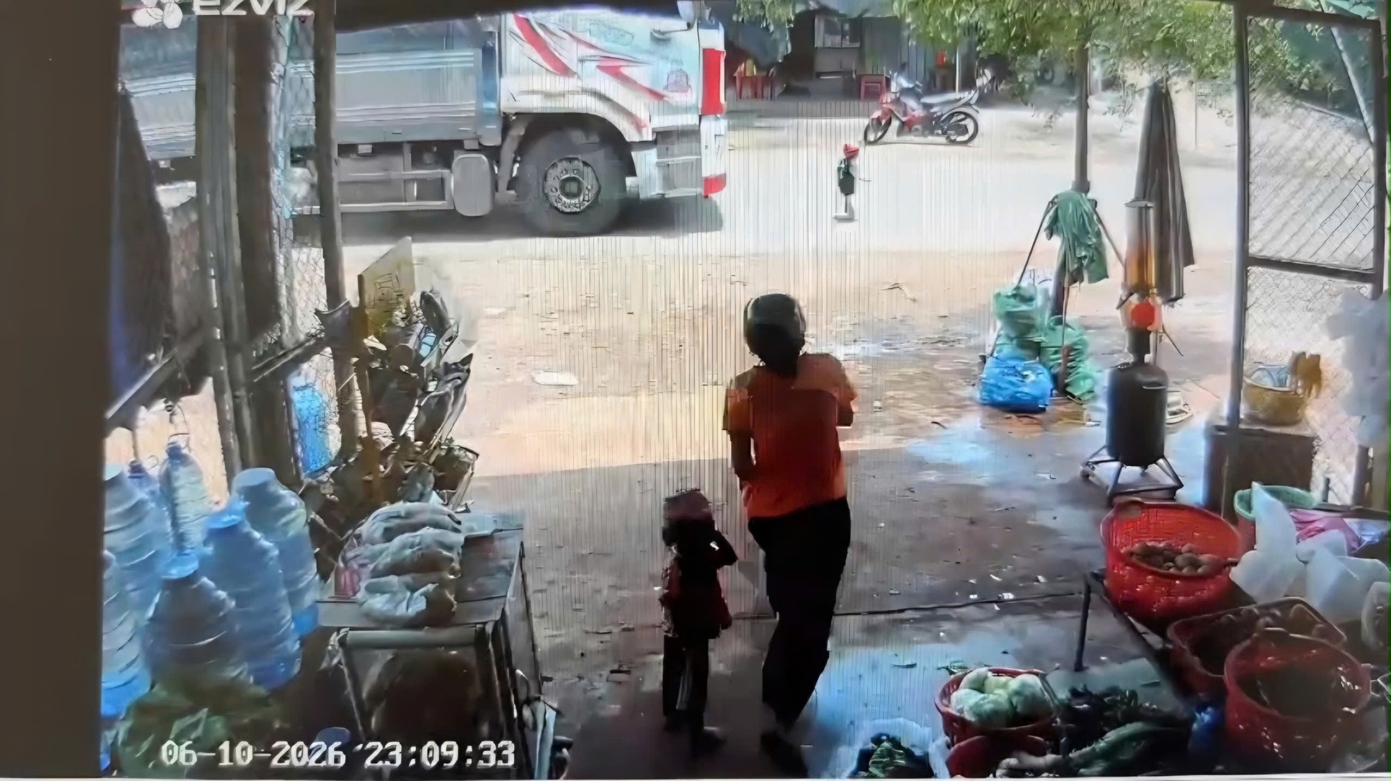 Chay qua duong, be trai 3 tuoi bi xe tai tong tu vong hinh anh
