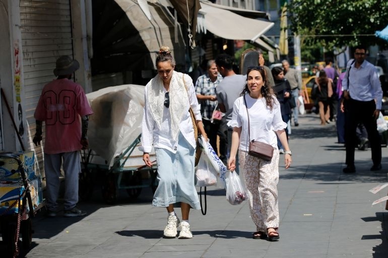 Mot ngay o Tehran giua vong xoay chien su hinh anh