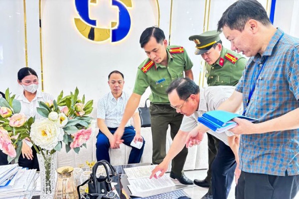 Shipper hoc het lop 9 dong vai bac si, tao hinh tham my phu khoa cho khach hinh anh