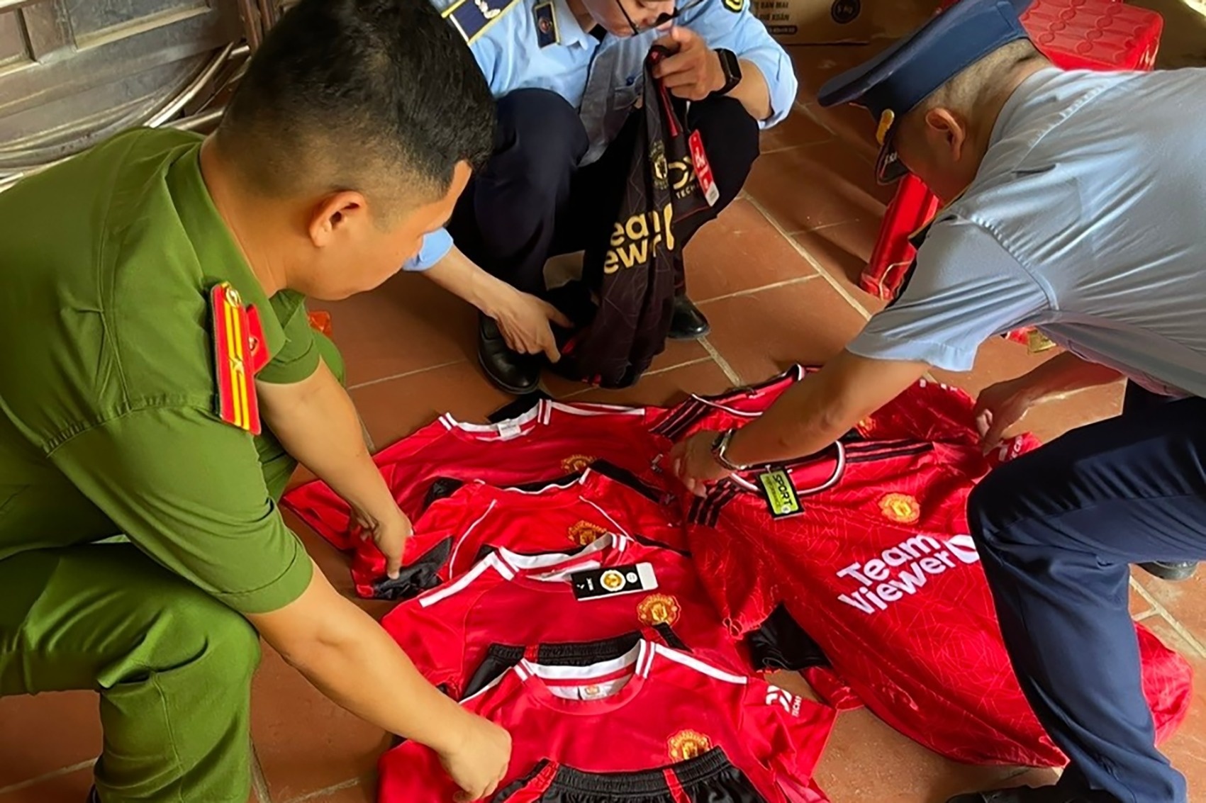 Ban quan ao gia nhan hieu Manchester United va Adidas, 2 nguoi bi phat 10 trieu hinh anh