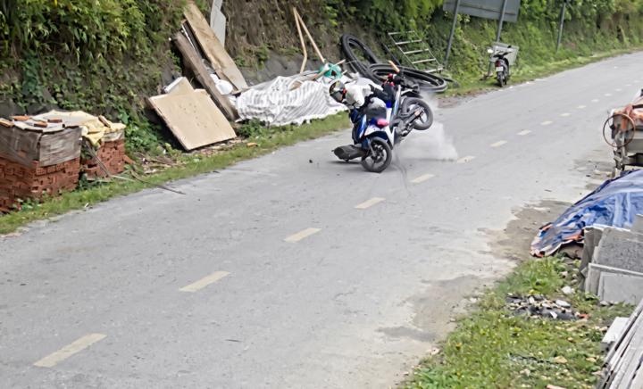 Da lo tu vach nui o Cao Bang, roi trung nguoi di xe may hinh anh