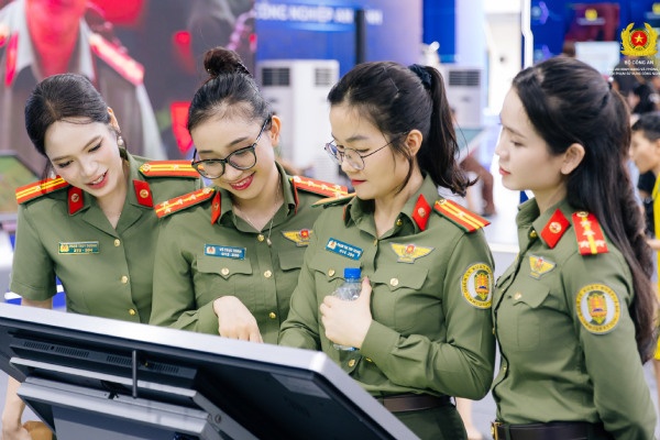 Hang chuc nghin nguoi hao hung trai nghiem 'Buc tuong An ninh mang' tai TP.HCM hinh anh