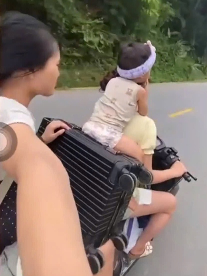 Giao xe,  cho thieu nu anh 1