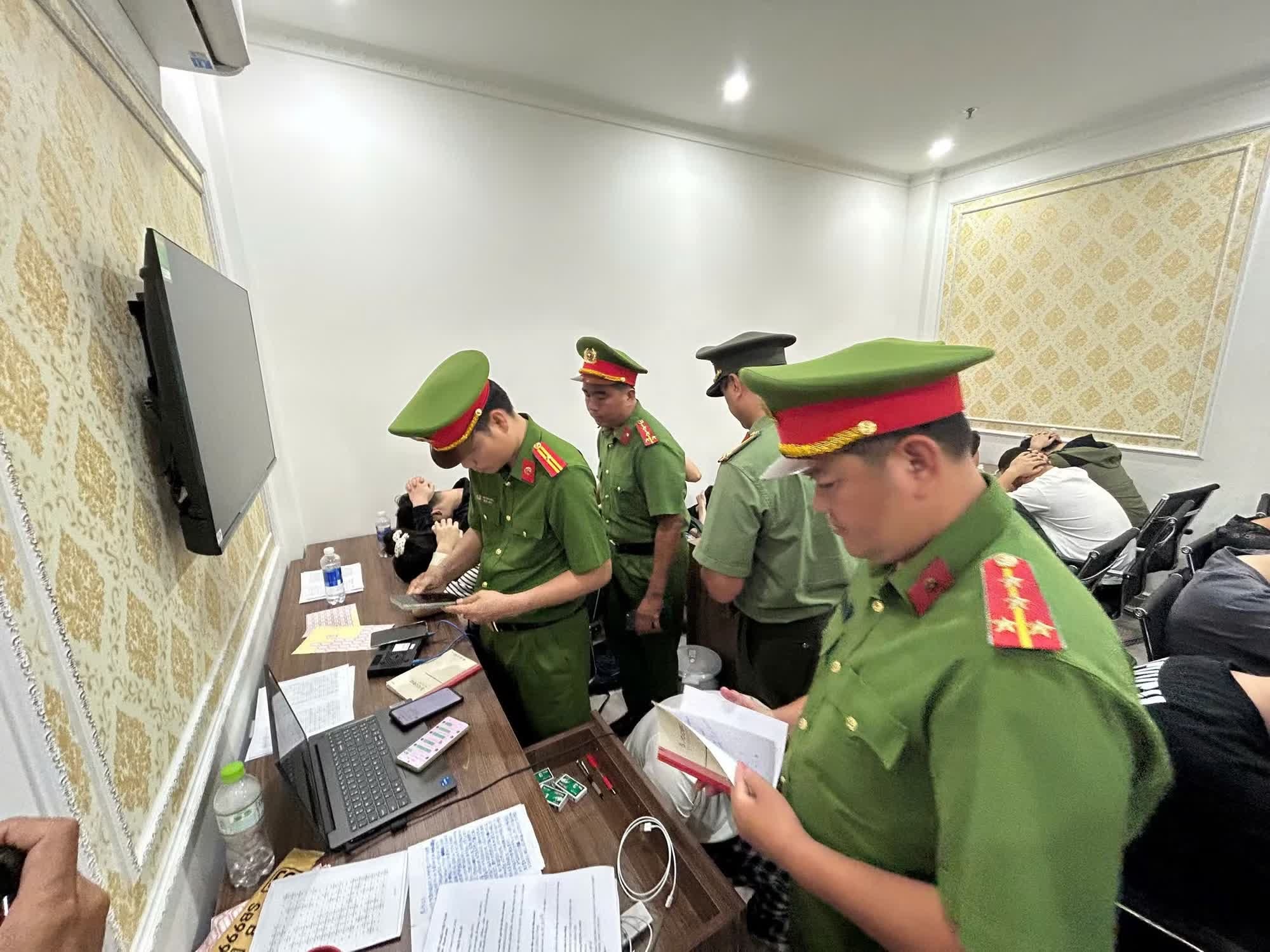 83 người nước ngoài, Lừa đảo, The Emerald Gold, Chủ The Emerald Gold, KS The Emerald Gold ảnh 3 83 nguoi nuoc ngoai, Lua dao, The Emerald Gold, Chu The Emerald Gold, KS The Emerald Gold anh 3